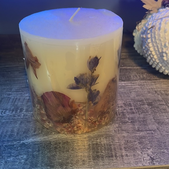 Beautiful candle with dried flowers - Picture 2 of 2